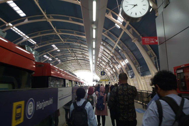 Suasana Stasiun LRT Harjamukti yang akan ditinjau Presiden Jokowi, Kamis (3/8/2023). Foto: Nadia Riso/kumparan