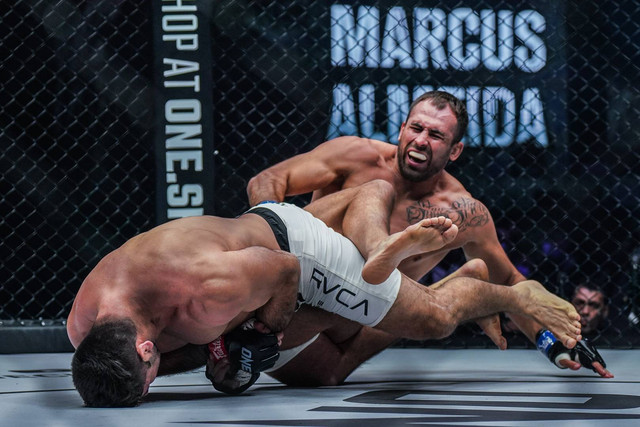 Marcus "Buchecha" Almeida menekuk Kirill Grishenko (dok. ONE Championship)