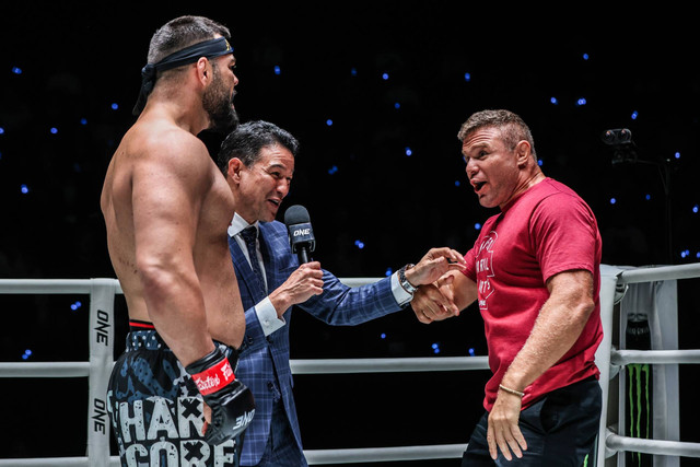 Amir Aliakbari (kiri) dan Anatoly Malykhin (kanan) saling berhadapan dalam ajang ONE Fight Night 12. Foto: ONE Championship