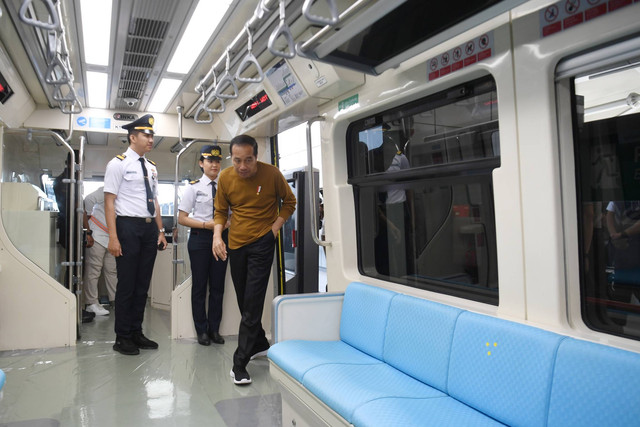 Presiden Joko Widodo menaiki LRT Jabodebek di Jakarta, Kamis (3/8/2023).
Foto: Akbar Nugroho Gumay/ANTARA FOTO