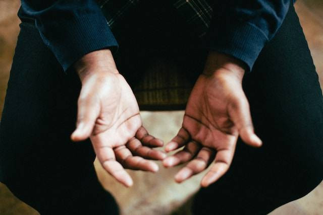 Ilustrasi Cara Tayamum Sesuai Sunnah. Foto: Jeremy Yap / Unsplash