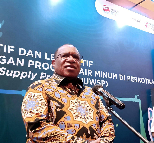 Wamendagri John Wempi Wetipo dalam acara Workshop Eksekutif dan Legislatif dalam Pengembangan Program Air Minum di Perkotaan, National Urban Water Supply Projects (NUWSP), di Trans Resort, Kabupaten Badung, Bali, Kamis (3/8/2023). Foto: Denita BR Matondang/kumparan