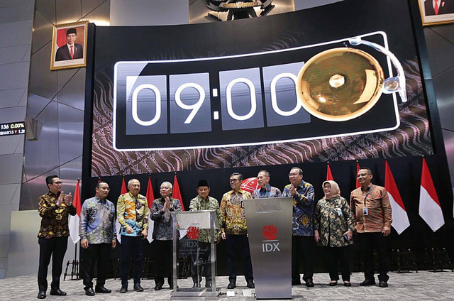 Pemerintah Provinsi Jawa Barat, Direksi BEI , Manajemen OJK, Direksi BJB, dan BJB Sekuritas membuka perdagangan saham di Gedung BEI, Kamis (3/8). dok. Bank BJB.