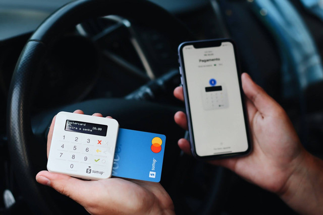 Ilustrasi Apakah Kartu ATM yang Terblokir Bisa Diaktifkan Kembali? Foto: Unsplash.com/Nathana Rebouças