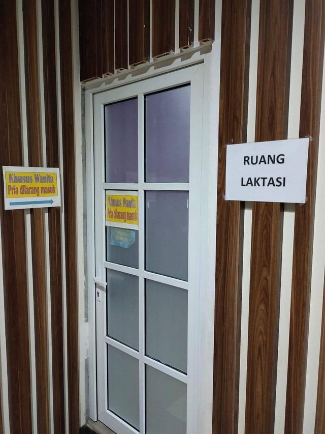 Ruang laktasi di tempat kerja menjadi tempat yang penting dalam membantu ibu yang bekerja agar dapat memberikan ASI eksklusif.