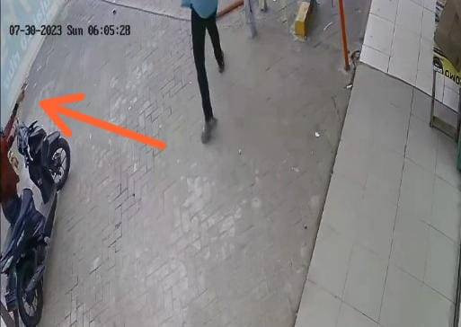 Detik-detik pelaku percobaan pencurian todongkan senjata api. Foto: tangkap layar CCTV