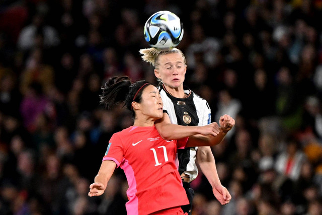 Pemain Timnas Wanita Korea Selatan Choe Yu-ri berebut bola dengan pemain Timnas Wanita Jerman Lea Schuller pada pertandingan Grup H Piala Dunia Wanita 2023 di Stadion Sepak Bola Brisbane, Brisbane, Australia, Kamis (3/8/2023).  Foto: Dan Peled/REUTERS