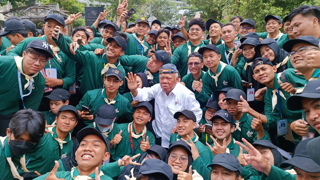Menteri PUPR Basuki Hadimuljono bersama mahasiswa baru Fakultas Teknik UGM saat Pelatihan Pembelajar Sukses bagi Mahasiswa Baru (PPSMB) kesatria UGM, Kamis (3/8), di selasar Gedung SGLC Fakultas Teknik.
Foto: Arfiansyah Panji Purnandaru/kumparan