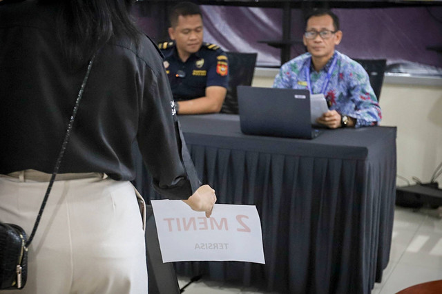 Time Keeper bersiap-siap melakukan siaran langsung lelang motor Royal Enfield, di KPKNL Jakarta II, Senen, Jakarta Pusat, Jumat (4/8/2023).  Foto: Jamal Ramadhan/kumparan