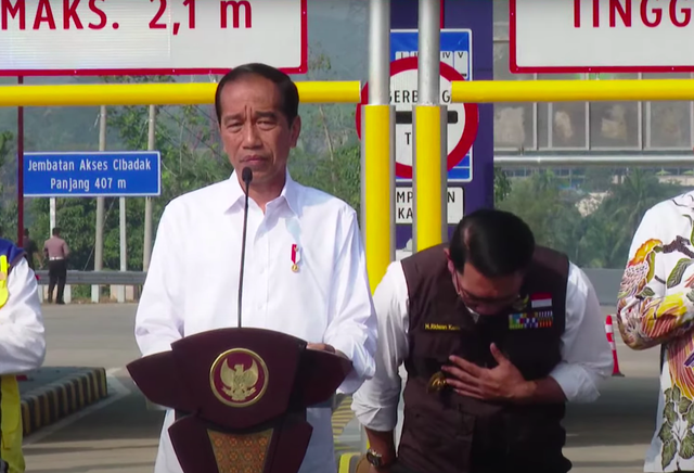 Gubernur Jawa Barat Ridwan Kamil sempat membungkuk sesaat di belakang Presiden Jokowi saat peresmian Tol Bocimi ruas Cigombong-Cibadak, Jumat (4/8). Foto: Sekretariat Presiden