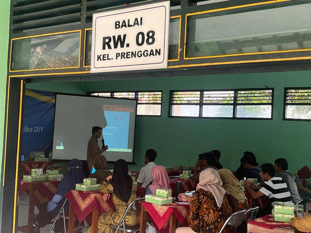 Dinas Komunikasi dan Informatika (Diskominfo) Daerah Istimewa Yogyakarta (DIY) menggelar pelatihan E-Business di Balai RW 8 Kalurahan Prenggan, Kotagede, Yogyakarta, pada Kamis (3/8/2023) siang hingga sore hari. Foto: AR
