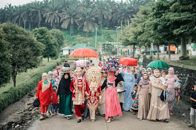 Ilustrasi Teks Bacaan Keunikan Pakaian Adat Wanita Minang. Sumber: Unsplash/Febri Al Barents