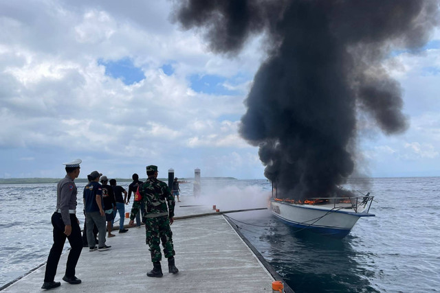 Mesin kapal cepat atau speedboat Dolphino Queen meledak di Pelabuhan Banjar Nyuh, Kecamatan Nusa Penida, Kabupaten Klungkung, Bali, Jumat (4/8/2023). Foto: Dok. Polsek Nusa Penida 