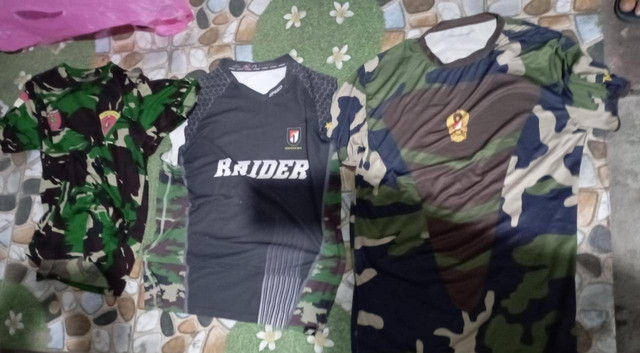 Atribut TNI yang dibeli Stanley. Dok: Ist.