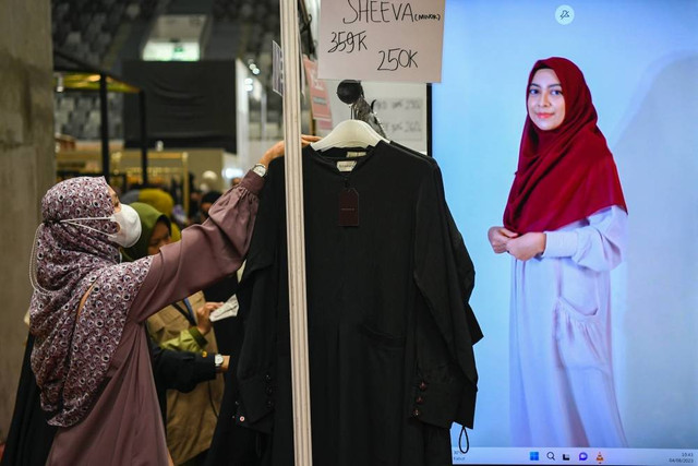 Pengunjung mengamati baju muslim yang dijual saat berlangsungnya Halal Fair 2023 di Istora Senayan, Jakarta, Jumat (4/8/2023).  Foto: M Risyal Hidayat/ANTARA FOTO