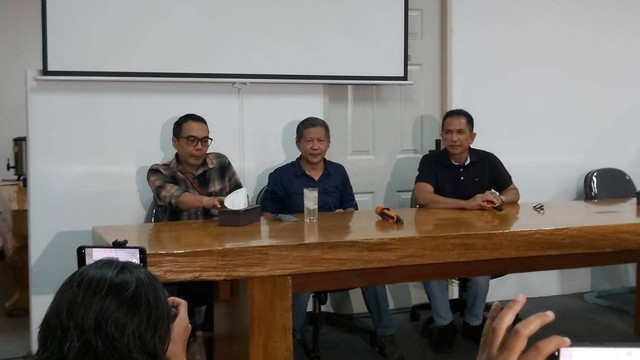 Rocky Gerung menggelar konferensi pers terkait pernyataannya Bajingan Tolol. Foto: Nadia Riso/kumparan