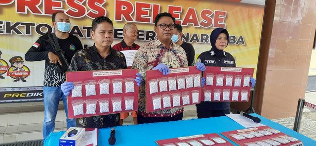 Direktorat Reserse Narkoba Polda Sumsel saat menunjukkan barang bukti dan tersangka, Foto : Istimewa