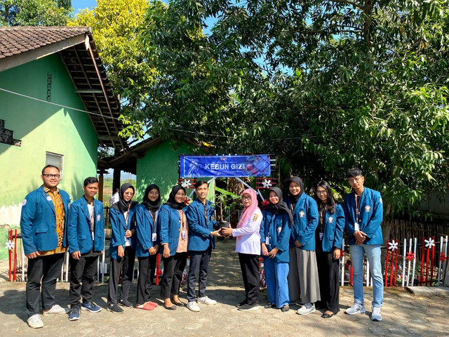 Penyerahan Kebun Gizi kepada Kepala Desa Ketoyan