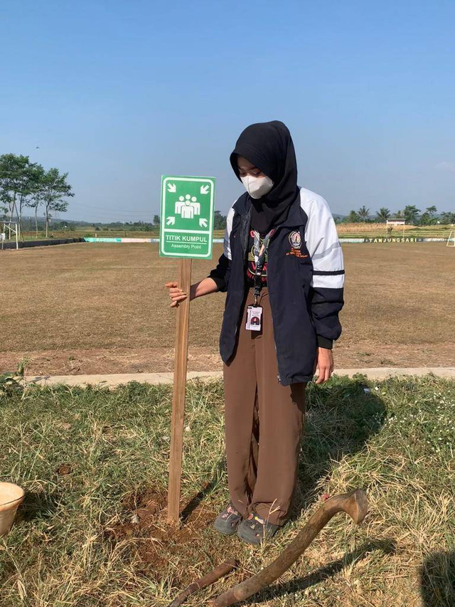 (31/07/23) Keisha Mahasiswa KKN UNDIP melakukan pemasangan Plang "Titik Kumpul" di lapangan Tanjungsari