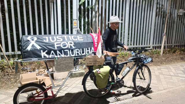 Miftahudin Ramli alias Midun mengayuh sepeda Malang-Jakarta demi mencari keadilan bagi korban Tragedi Kanjuruhan. Foto: Farusma Okta Verdian/kumparan
