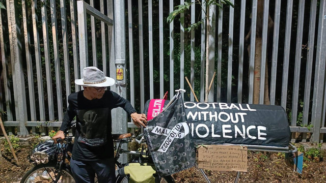 Miftahudin Ramli alias Midun mengayuh sepeda Malang-Jakarta demi mencari keadilan bagi korban Tragedi Kanjuruhan. Foto: Farusma Okta Verdian/kumparan