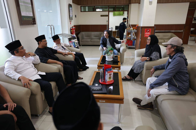 Ketua Umum PBNU KH Yahya Cholil Staquf (kiri) menjenguk Cak Nun di RSUP Dr Sardjito, Jumat (5/8). Foto: Dok. Istimewa