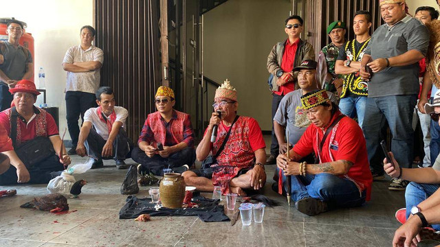 Ritual adat di lantai dasar menuju tempat karaoke hotel My Home Sintang. Foto: Yusrizal/Hi!Pontianak