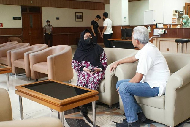 Ganjar Pranowo besuk Cak Nun di RSUP Sardjito, Sabtu (5/8/2023). Foto: Dok. Istimewa