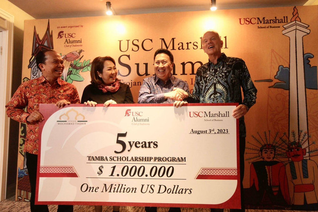 Ketua Yayasan Mochamad Thohir, Garibaldi Thohir, memberikan Beasiswa TAMBA (Thohir-AUSCI-Marshall MBA) senilai 1 Juta dolar AS di Jakarta (3/8/2023). Foto: Dok. Istimewa