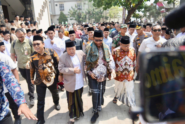 Menkopolhukam Mahfud MD dalam acara Silaturahmi Kebangsaan yang berlangsung di Aula Pondok Pesantren Khas Kempek, Cirebon, Jawa Barat, Sabtu, (5/8/2023). Foto: Dok. Istimewa