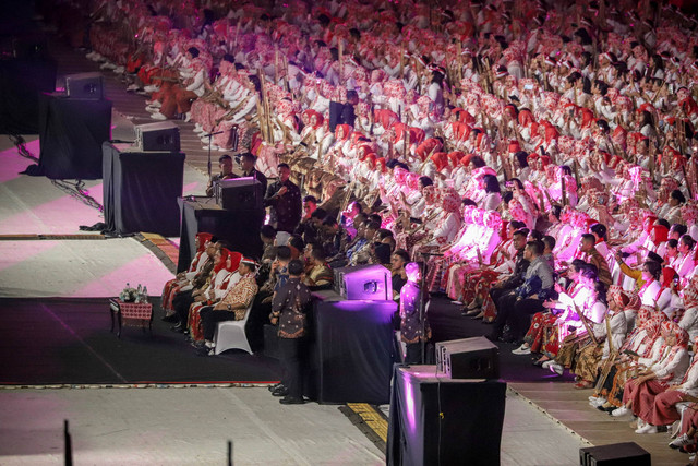 Belasan ribu orang terlibat dalam pemecahan rekor dunia pagelaran angklung terbesar, di Stadion Utama Gelora Bung Karno, Jakarta, Sabtu (5/8/2023). Foto: Jamal Ramadhan/kumparan