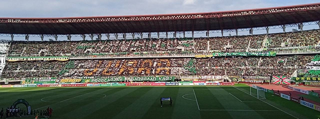 Bonek saat memberikan dukungan ke Persebaya di stadion GBT. Foto: Masruroh/Basra