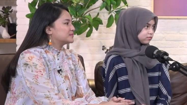 Marshanda dan Sienna.
Foto: YouTube/Daniel Mananta Network