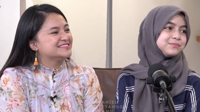 Marshanda dan Sienna.
 Foto: YouTube/Daniel Mananta Network