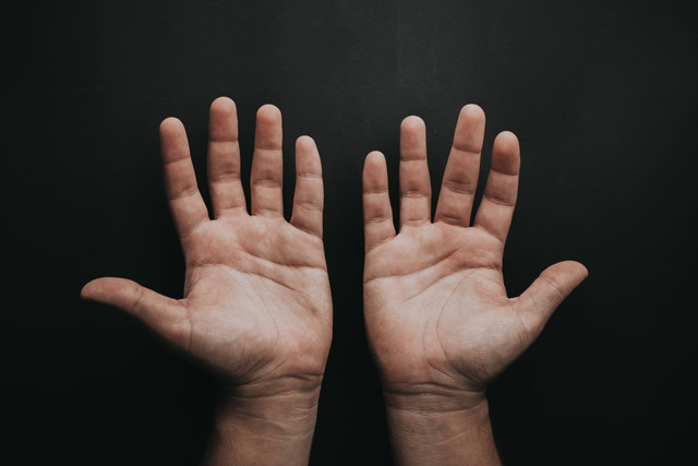 Cara Mengatasi Kulit Tangan Mengelupas, Unsplash/Luis Quintero