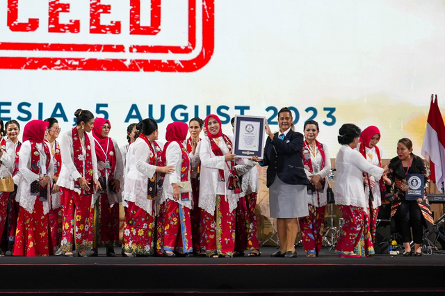 Pemecahan rekor pergelaran angklung terbesar di dunia yang digelar di Stadion Utama Gelora Bung Karno, Jakarta, pada Sabtu (5/8). Foto: Kemendikbudristek