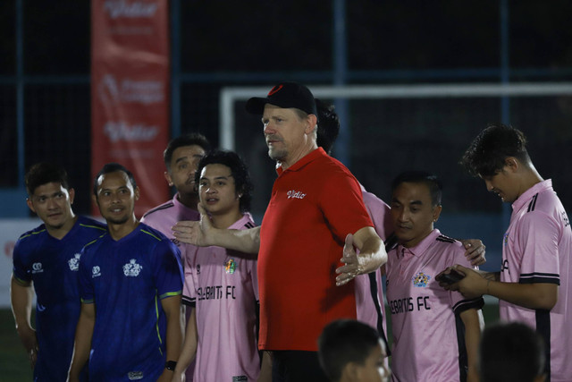 Kiper legendaris Manchester United, Peter Schmeichel, mengikuti fun football bersama Selebritis FC di Pancoran Soccer Field, Jakarta, Minggu (6/8/2023). Foto: Dicky Adam Sidiq/kumparan