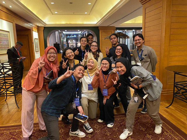 Para jurnalis kumparan peserta Uji Kompetensi Wartawan (UKW) 2023 berfoto bersama salah satu penguji (tengah). Foto: kumapran