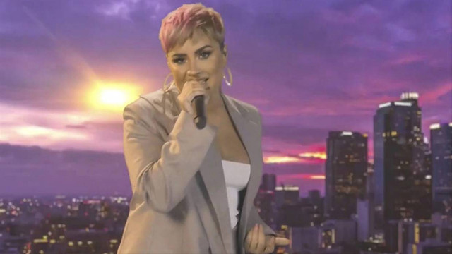 Gaya Demi Lovato di Acara Perayaan Pelantikan Presiden AS Foto: YouTube.