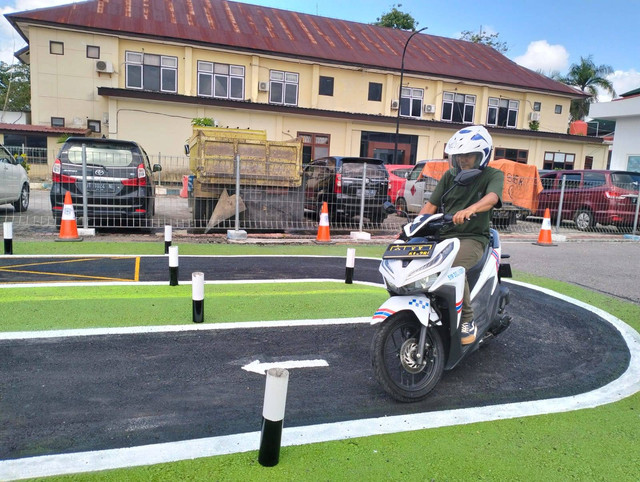 Warga menjajal trek lintasan baru uji praktik SIM di Polresta Kendari. Foto: Moh Ijah/kendarinesia