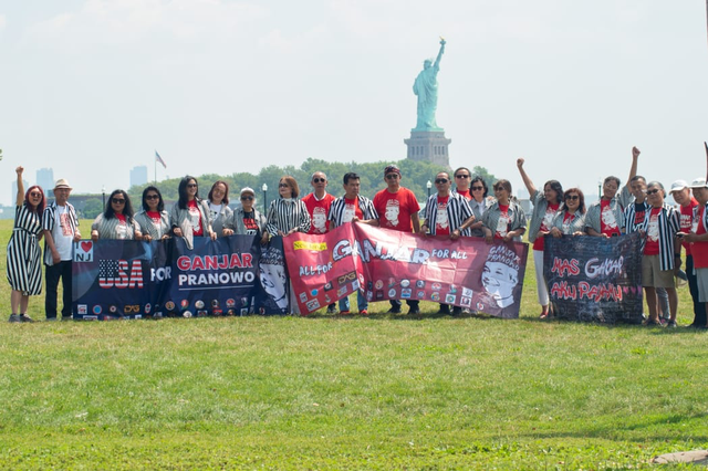 Puluhan WNI lintas profesi di New Jersey, Amerika dalam memberikan dukungan untuk Ganjar Pranowo dengan latar belakang Patung Lady Liberty, Sabtu (5/8/2023). Foto: Dok. Istimewa