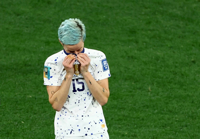 Reaksi Megan Rapinoe dari AS setelah gagal mengeksekusi penalti saat adu penalti di Melbourne Rectangular Stadium, Melbourne, Australia. Foto: Hannah McKay/Reuters