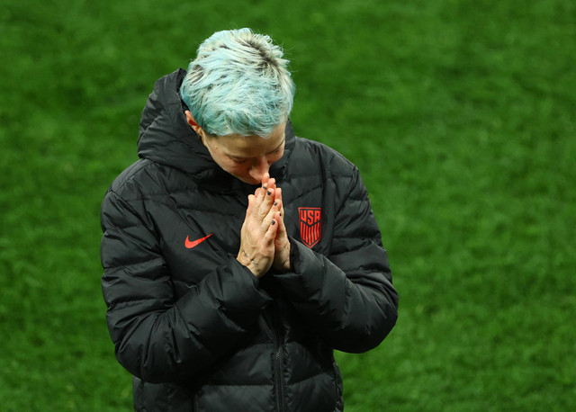 Megan Rapinoe dari AS terlihat sedih setelah kalah dalam adu penalti dan disingkirkan keluar dari Piala Dunia di Melbourne Rectangular Stadium, Melbourne, Australia. Foto: Hannah McKay/Reuters