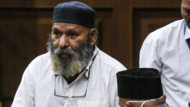Terdakwa Gubernur nonaktif Papua Lukas Enembe berbincang dengan kuasa hukumnya Petrus Bala Pattyona (kanan) saat menjalani sidang lanjutan di Pengadilan Tipikor, Jakarta, Senin (7/8/2023). Foto: Asprilla Dwi Adha/Antara Foto