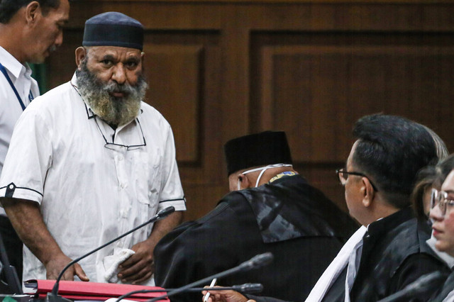 Terdakwa Gubernur nonaktif Papua Lukas Enembe (kiri) berbincang dengan kuasa hukumnya Petrus Bala Pattyona (kanan) saat menjalani sidang lanjutan di Pengadilan Tipikor, Jakarta, Senin (7/8/2023). Foto: Asprilla Dwi Adha/Antara Foto