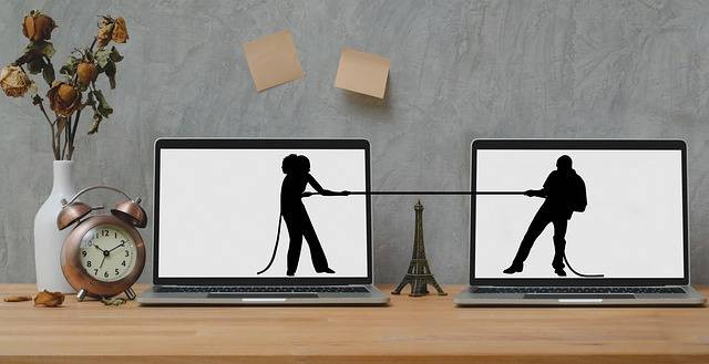 Ilustrasi penyebab konflik dalam masyarakat. Sumber: Pixabay.