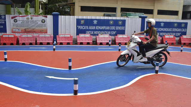 Warga mengendarai sepeda motor saat ujian praktik SIM (Surat Izin Mengemudi) C di Satpas (Satuan Penyelenggaraan Administrasi) Polres Bekasi Kota, Jawa Barat, Senin (7/8/2023). Foto: ANTARA FOTO/ Fakhri Hermansyah