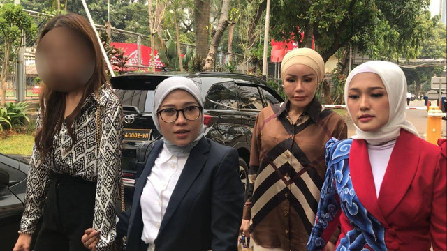 Korban dugaan pelecehan Miss Universe Indonesia (paling kiri) tiba di Polda Metro Jaya. Foto: Dok. Istimewa