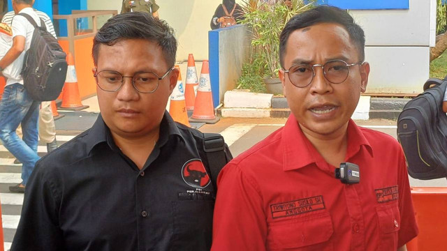 Badan Bantuan Hukum dan Advokasi Rakyat (BBAHR) PDIP melaporkan aksi pembakaran bendera PDIP yang terjadi di Cikini pada Jumat (4/8) lalu ke Polda Metro.  Foto: Thomas Bosco/kumparan