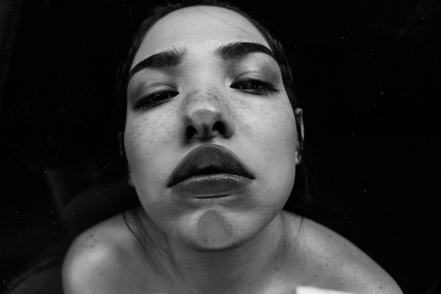 Penyebab Bibir Bengkak, foto: Unsplash/Zulmaury Saavedra